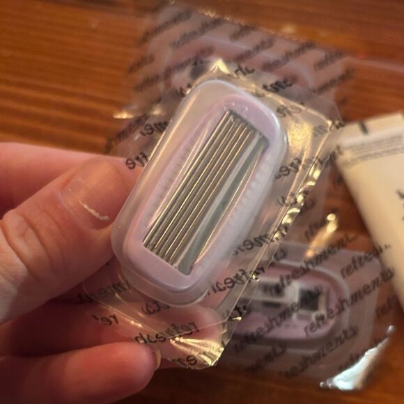 Glossier Makeup Trio with Refresher razors 🪒 refill cartridges - Picture 3 of 13